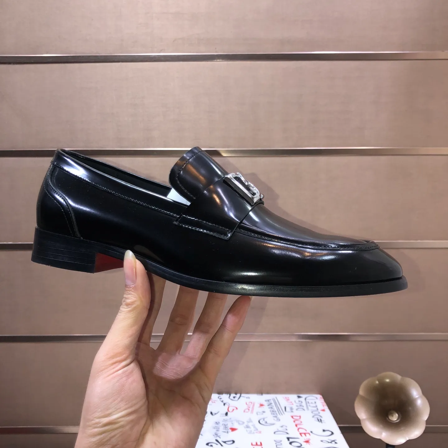Ex-factory price 500💰DG top quality🔍🔍men's new leather shoes🚹Sold simultaneously at counters⚠Shoe uppers are imported cowhide from Italy, fully imported cowhide lining, imported accessories💪💪, completely 1⃣️ to 1⃣️replica🇮🇹 💪💪, ⚠Sole: The original sole is specially provided by the original factory, the exclusive movable molded sole is super comfortable, ⚠The original factory follows the order, 🔍🔍high quality, you can enter and exit the counter at will, welcome to compare ⚠Number of sizes: 38-44 (45 customized)